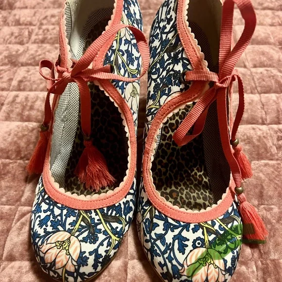 Floral Patterned Heels with Pink Accents - Picture 4 of 9